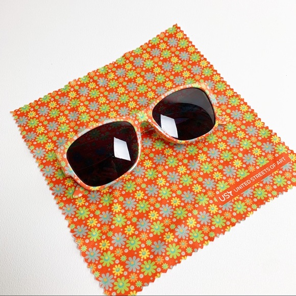 Daisy Printed Sunglasses with Matching Wipe Cloth - Picture 2 of 5